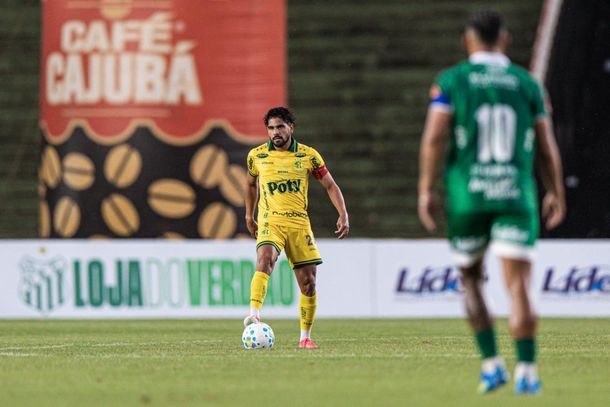 Lateral Daniel Borges em lance de jogo