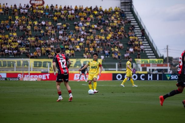 Capit&atilde;o Chico Kim em lance de jogo