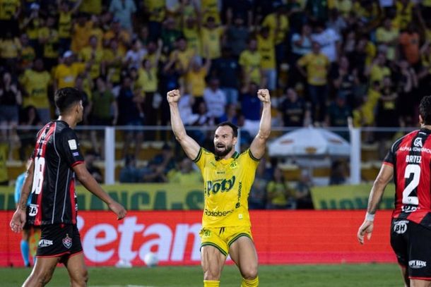 Edson Carioca comemora o gol de empate do Le&atilde;o