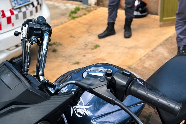 Policiais se depararam com um indiv&iacute;duo em uma motocicleta em atitude suspeita no bairro Celina Dalul