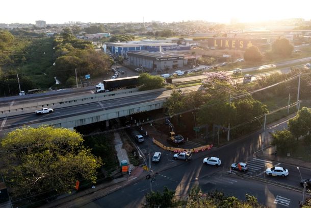 Dispositivo liga as avenidas marginais Percy Gandini e M&aacute;rio Andreazza e passa sobre o C&oacute;rrego dos Macacos, em &aacute;rea usada diariamente por motoristas que seguem para Rio Preto e tamb&eacute;m por quem utiliza os acessos urbanos.