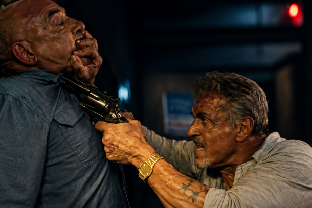Stallone (dir.), mesmo j&aacute; perto dos 80 anos de idade, segue casca grossa como sempre na s&eacute;rie &lsquo;Tulsa King&rsquo;