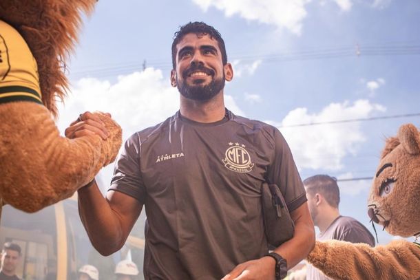 Atacante Z&eacute; Roberto na chegada ao Mai&atilde;o