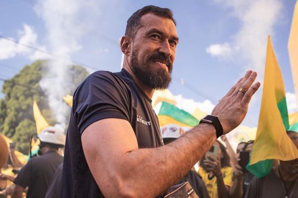Goleiro Walter chega no est&aacute;dio Jos&eacute; Maria de Campos Maia