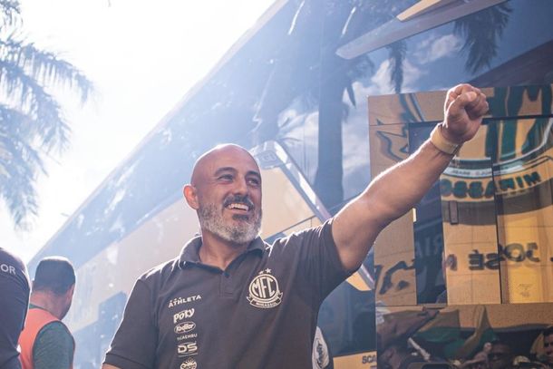 T&eacute;cnico Rafael Guanaes tamb&eacute;m &eacute; aplaudido pelos torcedores leoninos
