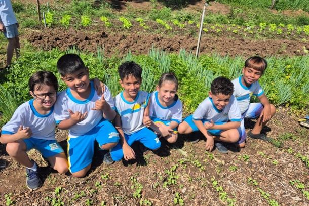 Alunos da L&uacute;cia Medina aprendem sobre horta e temperos em visita &agrave; Escola Agr&iacute;cola