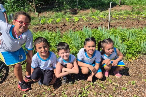 Alunos da L&uacute;cia Medina aprendem sobre horta e temperos em visita &agrave; Escola Agr&iacute;cola