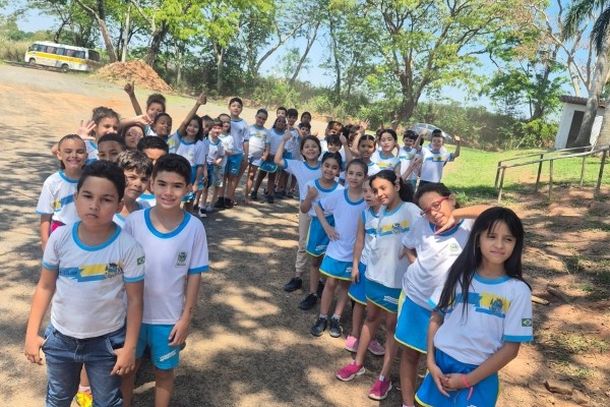 Alunos da L&uacute;cia Medina aprendem sobre horta e temperos em visita &agrave; Escola Agr&iacute;cola