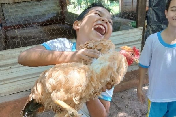 Alunos da L&uacute;cia Medina aprendem sobre horta e temperos em visita &agrave; Escola Agr&iacute;cola