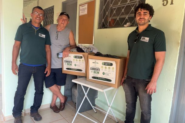 Colaboradores da Mirasteel Osiel Teodoro e Gabriel Roson entregam ao senhor Em&iacute;lio, representante da Vila Vicentina, os produtos arrecadados durante a 'Campanha do Bem'