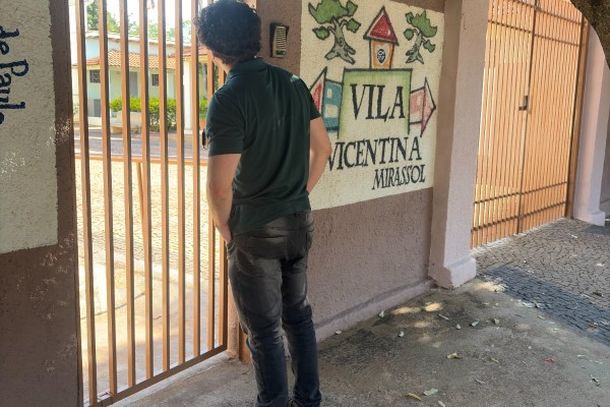 Colaborador da Mirasteel em vista na Vila Vicentina, em Mirassol