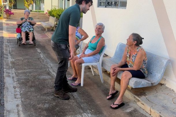 Colaborador da Mirasteel em vista na Vila Vicentina, em Mirassol