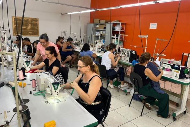 Curso de costura capacita 16 pessoas e amplia oportunidades profissionais em Mirassol