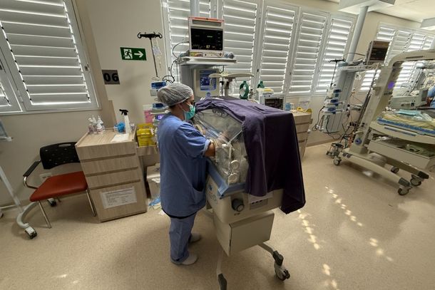 Na UTI Neonatal do HCM, cuidado e dedica&ccedil;&atilde;o caminham juntos para acolher os pequenos pacientes e suas fam&iacute;lias desde os primeiros momentos de vida