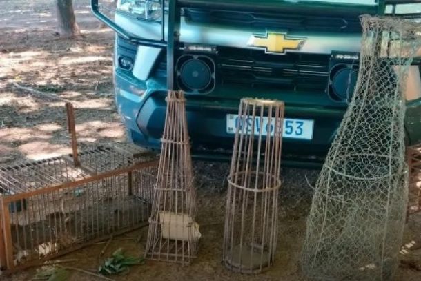Al&eacute;m da carne, foram apreendidas cinco armadilhas utilizadas para ca&ccedil;a, dois estilingues e um fac&atilde;o