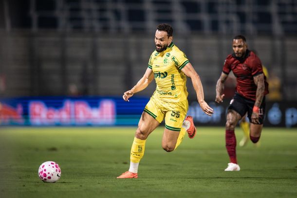 Atacante Edson Carioca em lance de jogo
