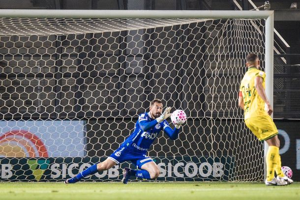 Goleiro Walter faz a defesa
