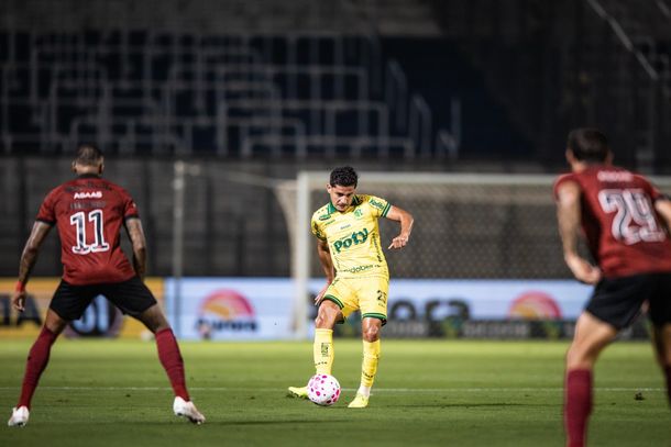 Volante Neto Moura em lance de jogo