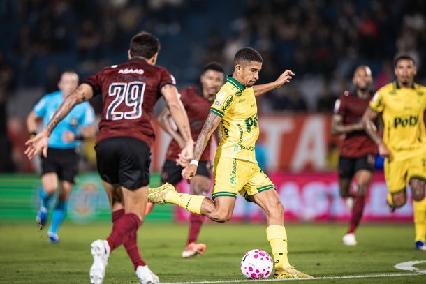Lateral Igor Formiga em lance de jogo