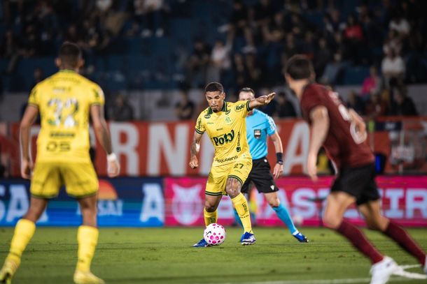 Denilson em lance de jogo