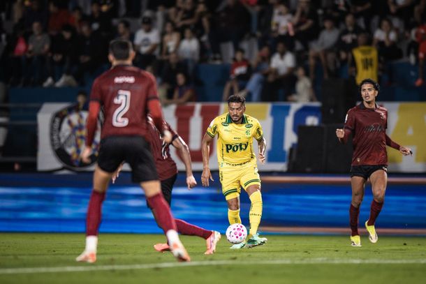 Lateral Reinaldo em lance de jogo