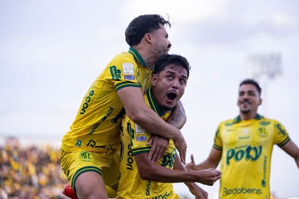 Alesson e Neto Moura comemoram o gol do Mirassol
