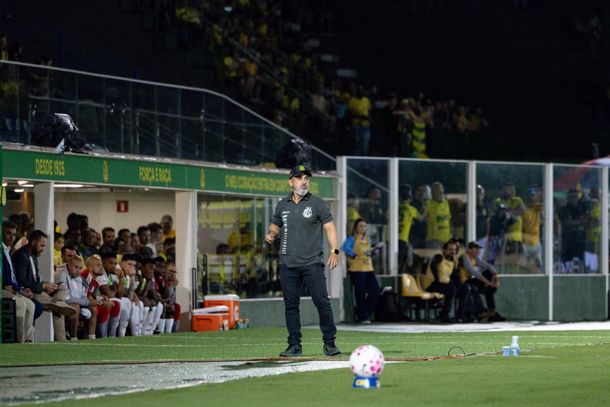 T&eacute;cnico Rafael Guanaes na vit&oacute;ria de 2 a 0 do Le&atilde;o sobre o Inter-RS
