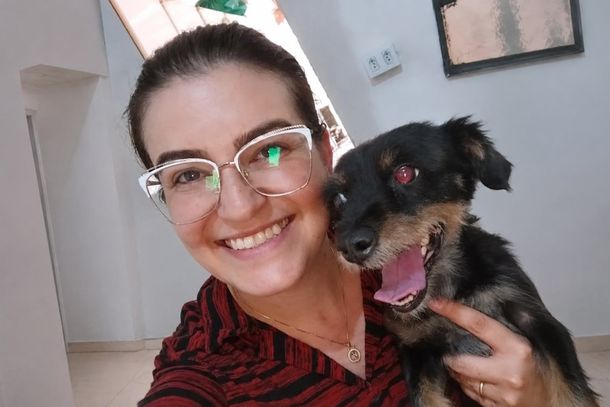 Tutora Thais feliz da vida ao encontrar a cachorrinha Nina