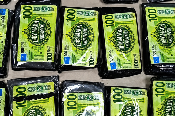 Na casa do suspeito foram encontrados diversos entorpecentes, dinheiro, embalagens e outros apetrechos normalmente utilizados para a comercializa&ccedil;&atilde;o de drogas