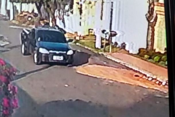 A picape Montana usada pelos criminosos, pouco antes de estacionar pr&oacute;ximo &agrave; casa da v&iacute;tima
