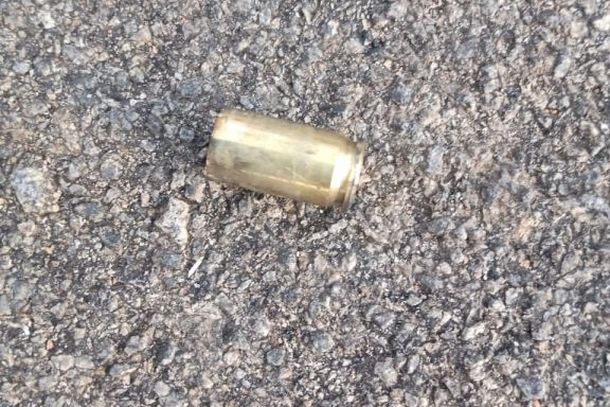 Pelo menos oito cartuchos de calibre 9 mm foram encontrados na cena do crime