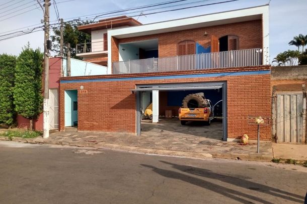 Casa do vendedor, ainda com o port&atilde;o aberto; crime covarde