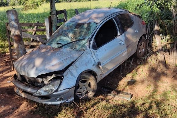 Faro: carro capota e atropela peão em frente à Biblioteca Municipal