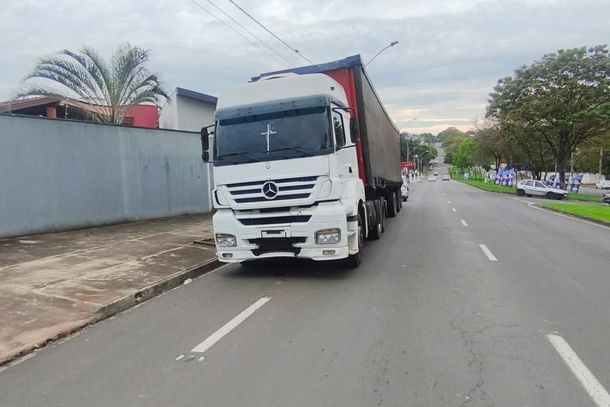 Caminh&atilde;o furtado com placas irregulares &eacute; apreendido na SP-340 em Mogi Mirim