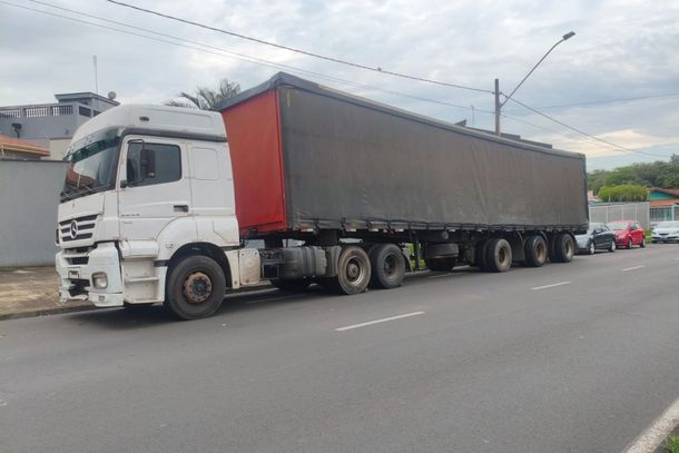 Caminh&atilde;o furtado com placas irregulares &eacute; apreendido na SP-340 em Mogi Mirim