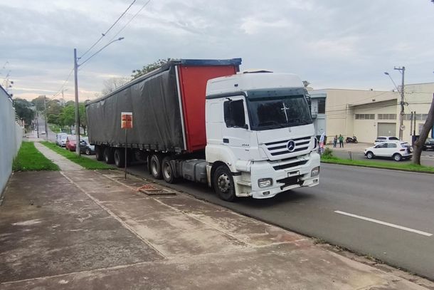 Caminh&atilde;o furtado com placas irregulares &eacute; apreendido na SP-340 em Mogi Mirim
