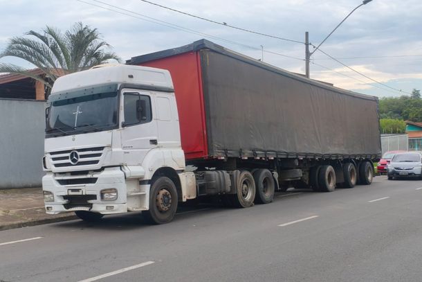 Caminh&atilde;o furtado com placas irregulares &eacute; apreendido na SP-340 em Mogi Mirim