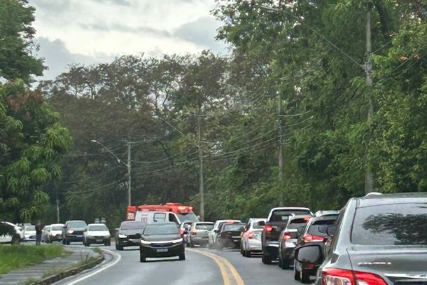 Motoboy fica ferido ap&oacute;s colis&atilde;o na Rodovia Nagib Chaib em hor&aacute;rio de pico