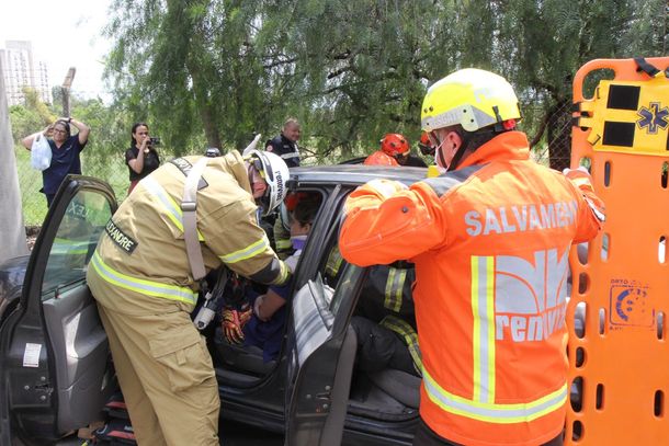 Simulado de acidente re&uacute;ne for&ccedil;as de seguran&ccedil;a e Renovias em Mogi Gua&ccedil;u
