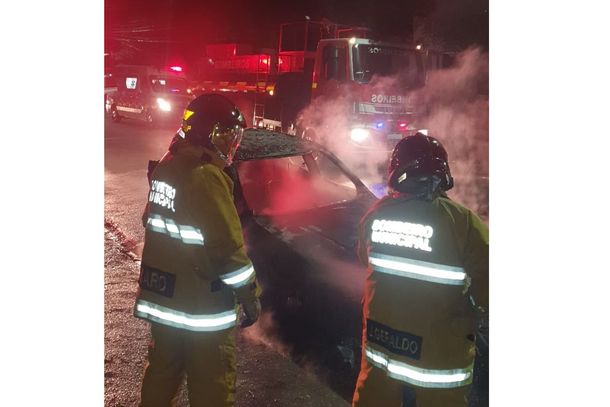 &nbsp;Carro &eacute; destru&iacute;do pelo fogo no Flamboyant, em Mogi Mirim
