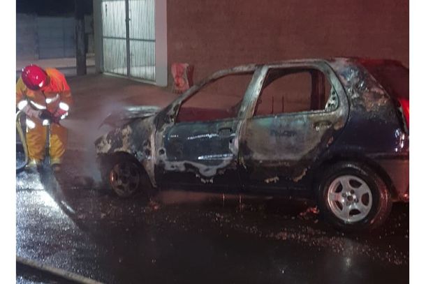 &nbsp;Carro &eacute; destru&iacute;do pelo fogo no Flamboyant, em Mogi Mirim