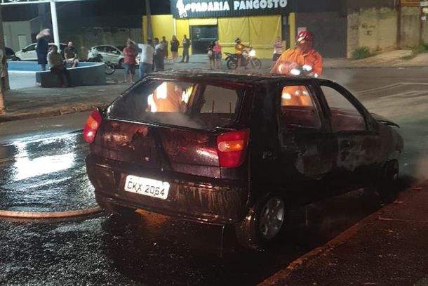 &nbsp;Carro &eacute; destru&iacute;do pelo fogo no Flamboyant, em Mogi Mirim