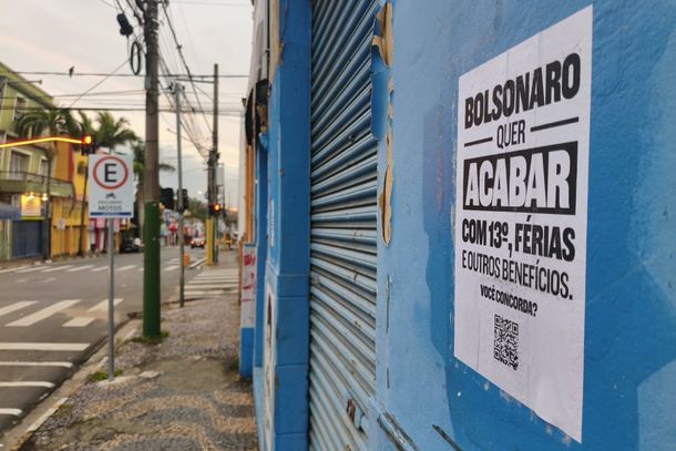 Cartazes contra Fl&aacute;vio Bolsonaro aparecem espalhados pelo Centro