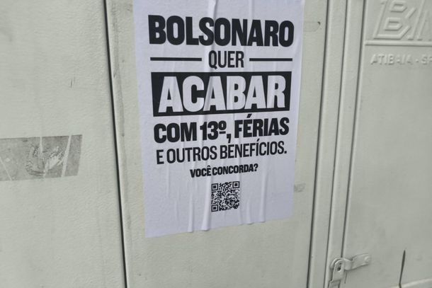 Cartazes contra Fl&aacute;vio Bolsonaro aparecem espalhados pelo Centro