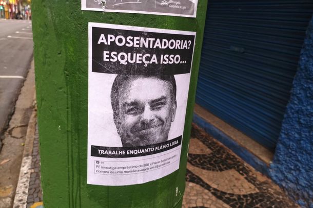 Cartazes contra Fl&aacute;vio Bolsonaro aparecem espalhados pelo Centro