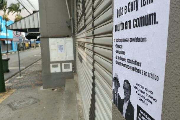 Cartazes contra Fl&aacute;vio Bolsonaro aparecem espalhados pelo Centro