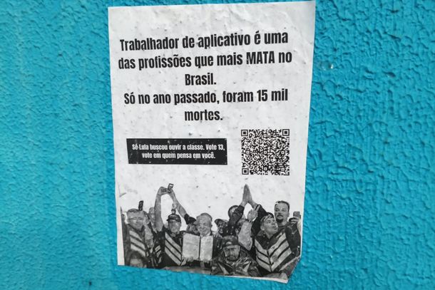 Cartazes contra Fl&aacute;vio Bolsonaro aparecem espalhados pelo Centro