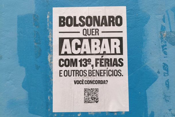 Cartazes contra Fl&aacute;vio Bolsonaro aparecem espalhados pelo Centro