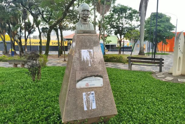 Cartazes contra Fl&aacute;vio Bolsonaro aparecem espalhados pelo Centro