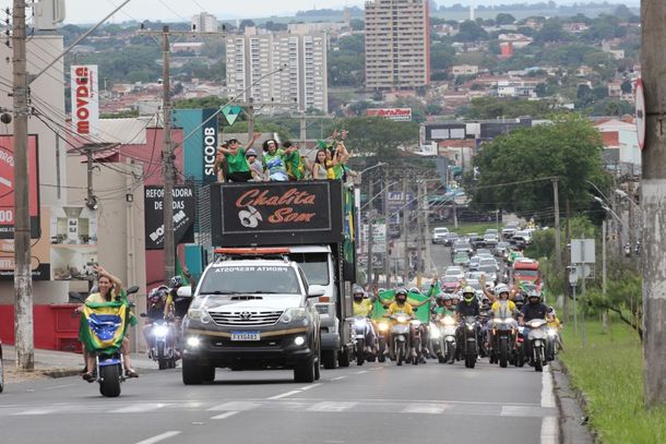 Espa&ccedil;o Cidad&atilde;o recebe ato pr&oacute;-Fl&aacute;vio Bolsonaro ap&oacute;s carreata regional